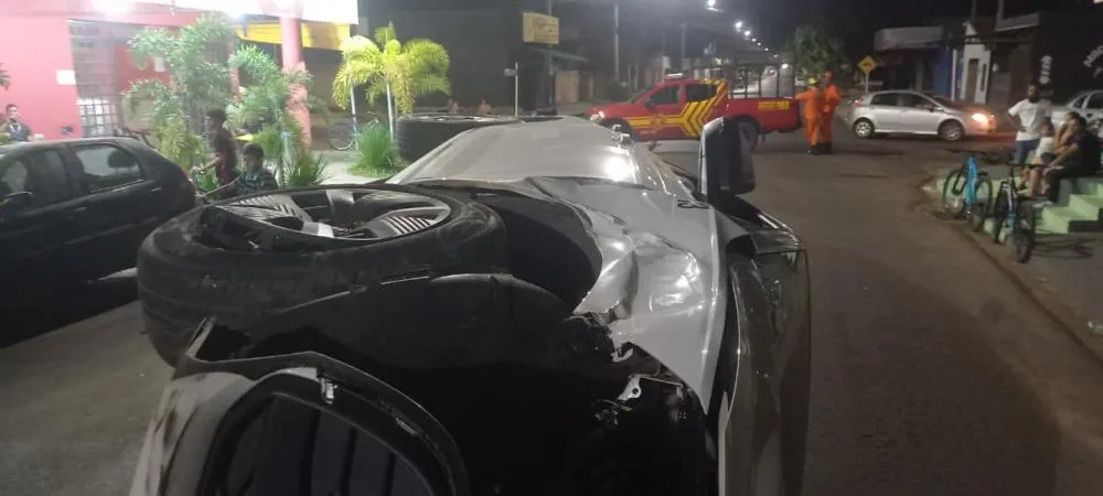 Batida em carro estacionado faz veículo tombar e mobiliza resgate no Paranapungá