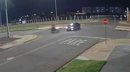 Câmeras flagram batida em cruzamento movimentado de Três Lagoas após desrespeito ao “Pare”