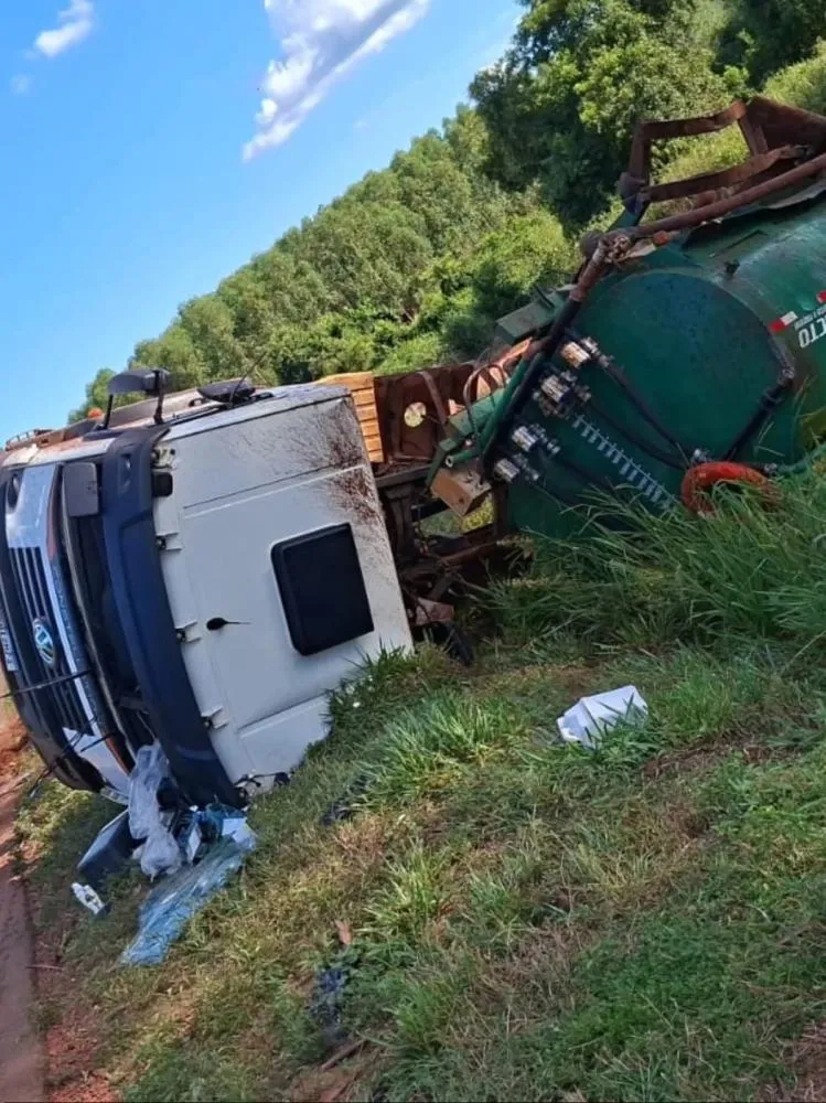 Domingo de susto: dois caminhões tombam na MS-112 entre Três Lagoas e Inocência