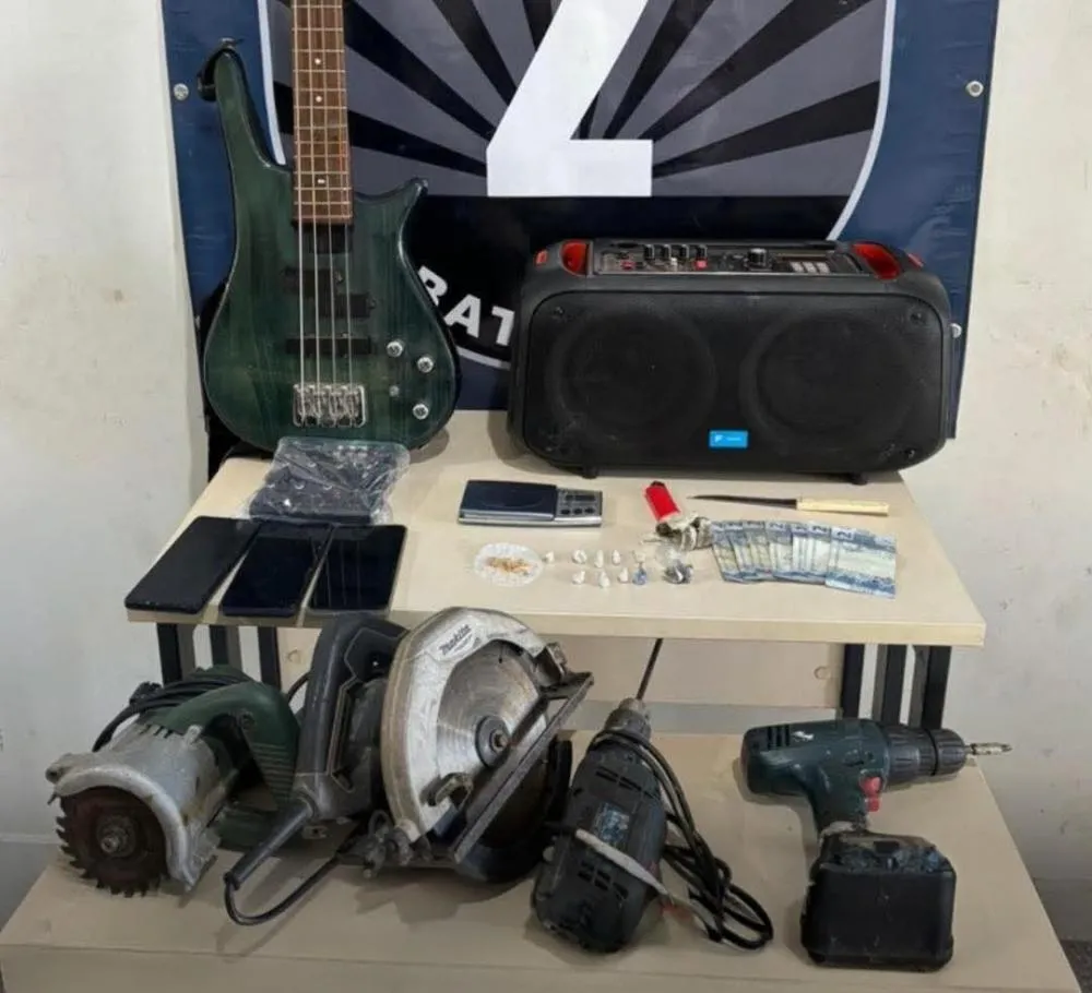 Polícia Militar prende homem por tráfico e apreende diversos produtos suspeito de furto