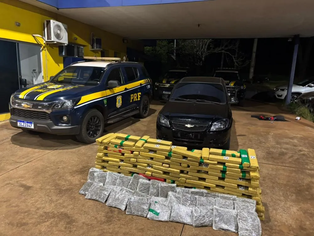 PRF apreende 174 quilos de drogas após perseguição; bebê recém-nascido estava em carro usado no transporte