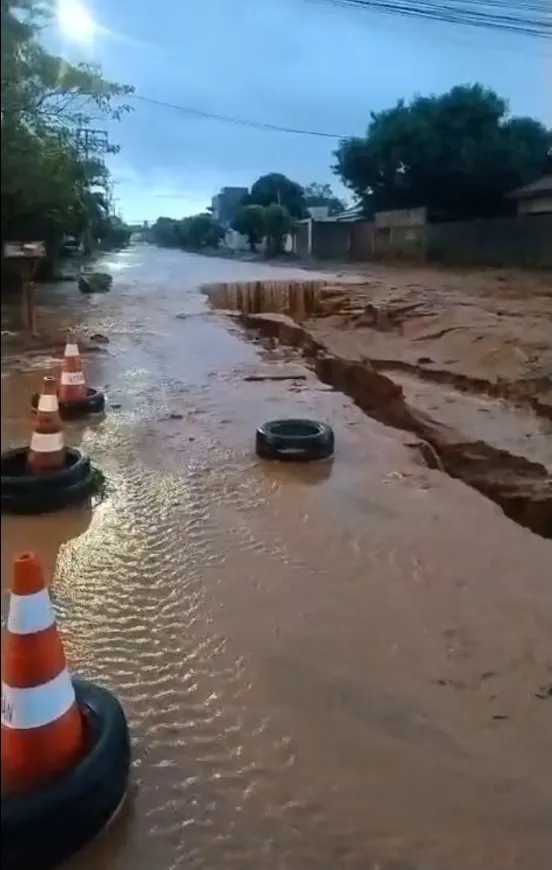 CHUVA ABRE CRATERA NO JARDIM RODRIGUES E CAUSA APREENSÃO ENTRE MORADORES DE TRÊS LAGOAS