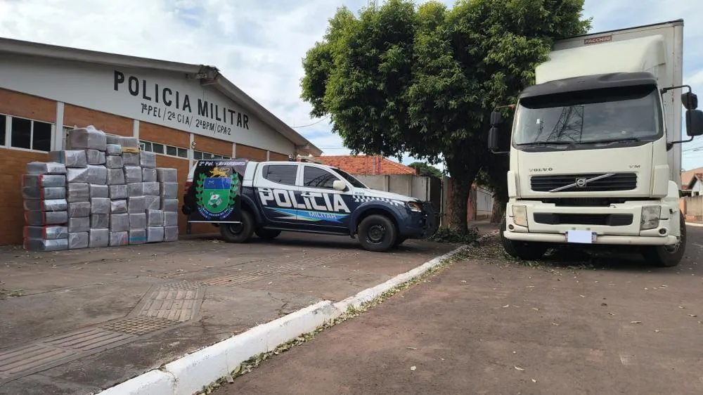 PM apreende mais de 1,5 tonelada de maconha escondida em carga de caminhão em Brasilândia