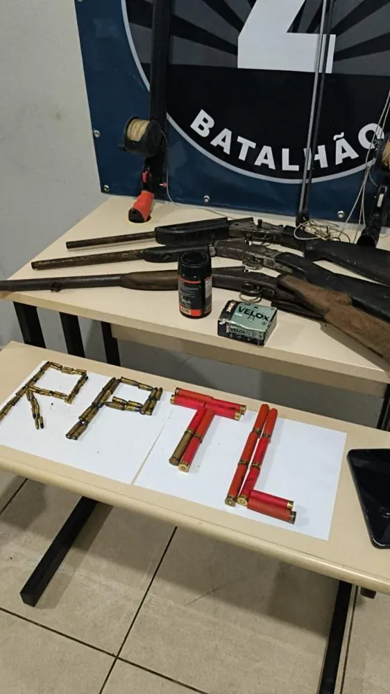 Polícia Militar prende dupla com armas, munições e equipamentos de caça e pesca na BR-262, em Três Lagoas
