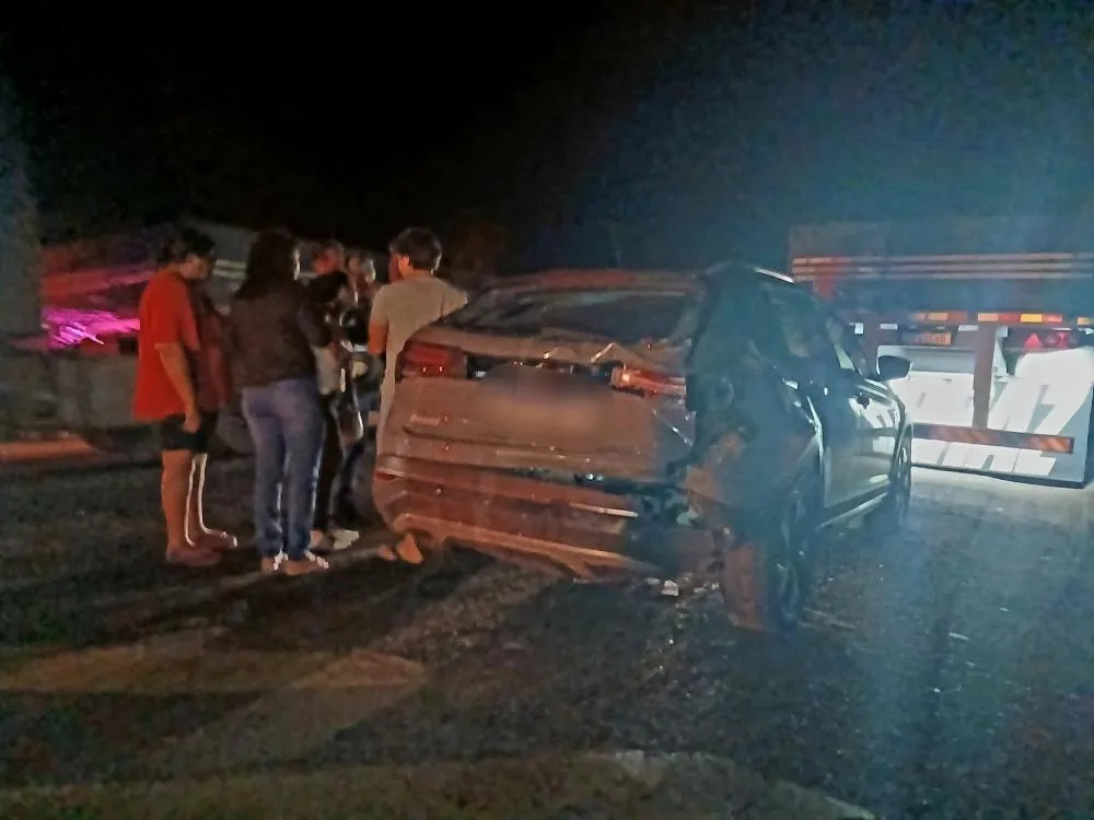 Carro é atingido por carreta em passagem de nível na BR-262 em Três Lagoas