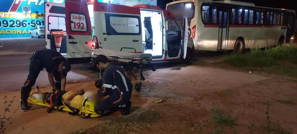 Motoqueiro sem CNH bate em ônibus e é socorrido pelo Samu no Jardim Alvorada
